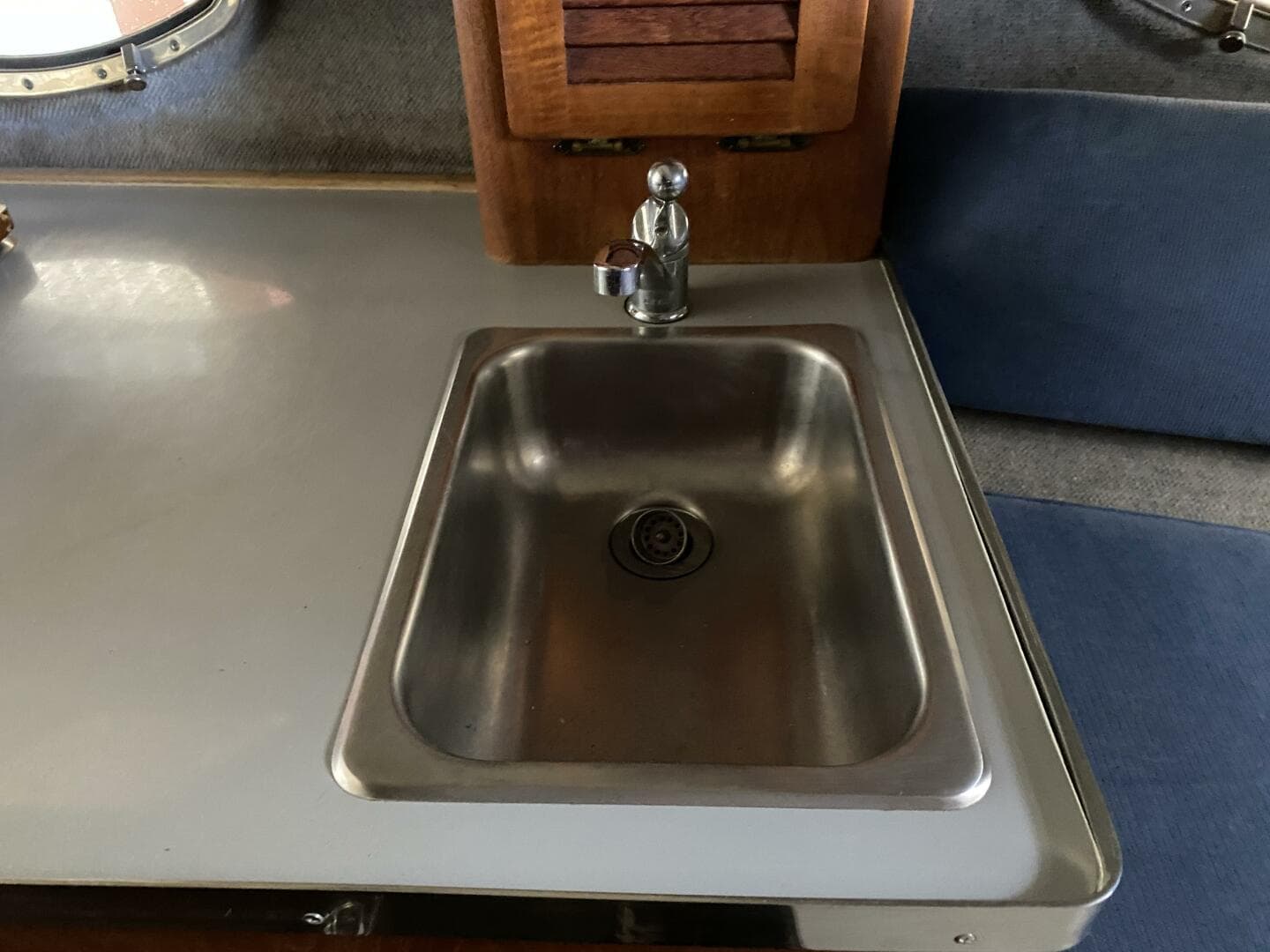 1985 Tiara Sport 2600 Continental