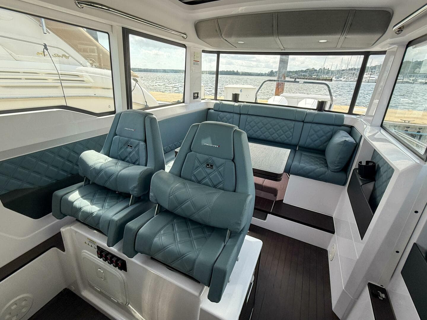 2023 Axopar 37 XC AFT CABIN