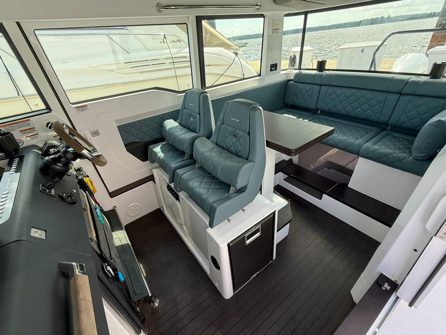2023 Axopar 37 XC AFT CABIN
