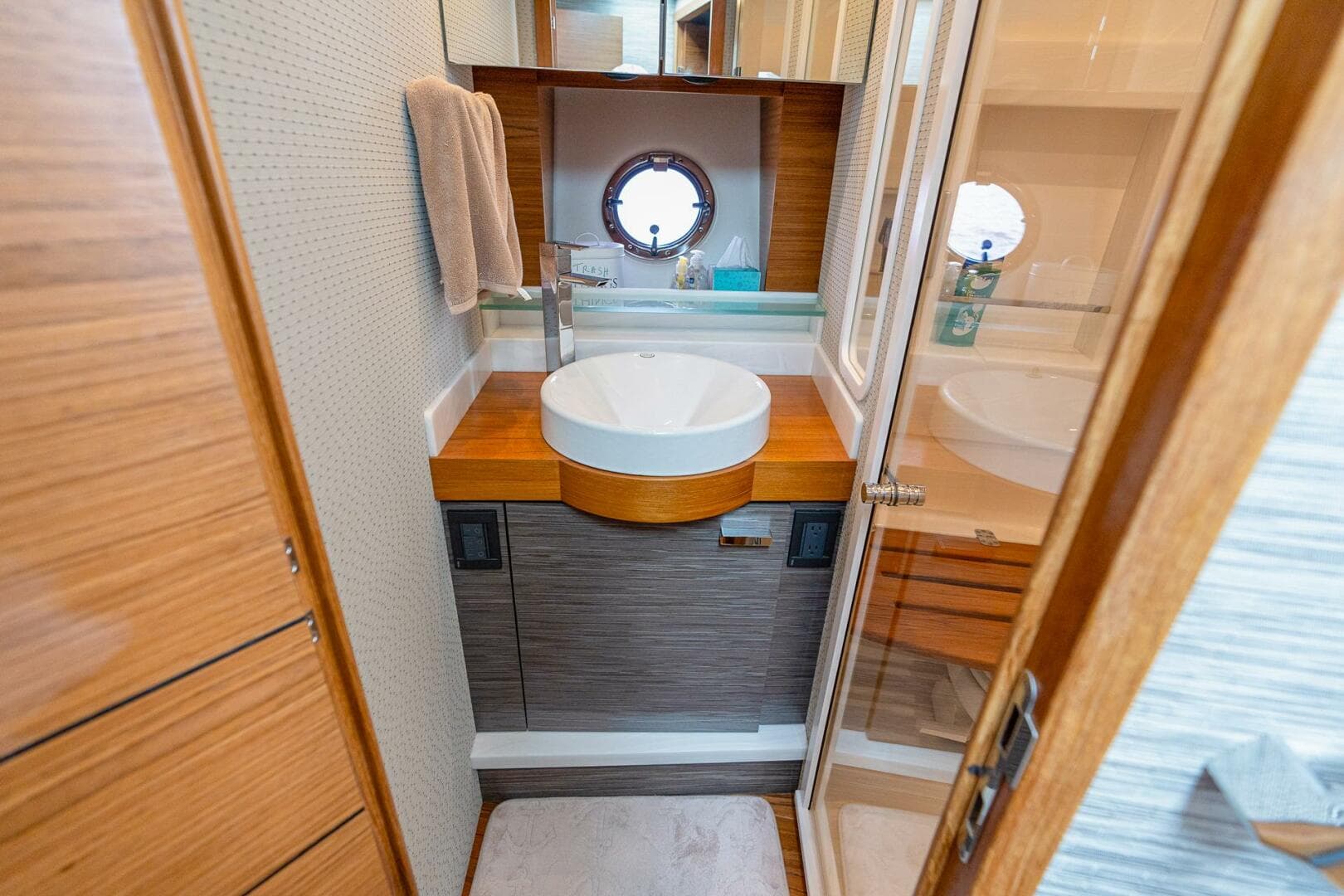 2021 Tiara Yachts 4400 Flybridge