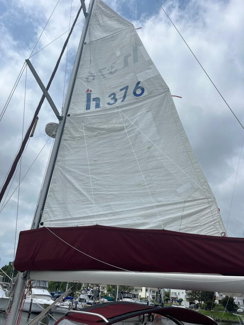 37' Hunter mainsail