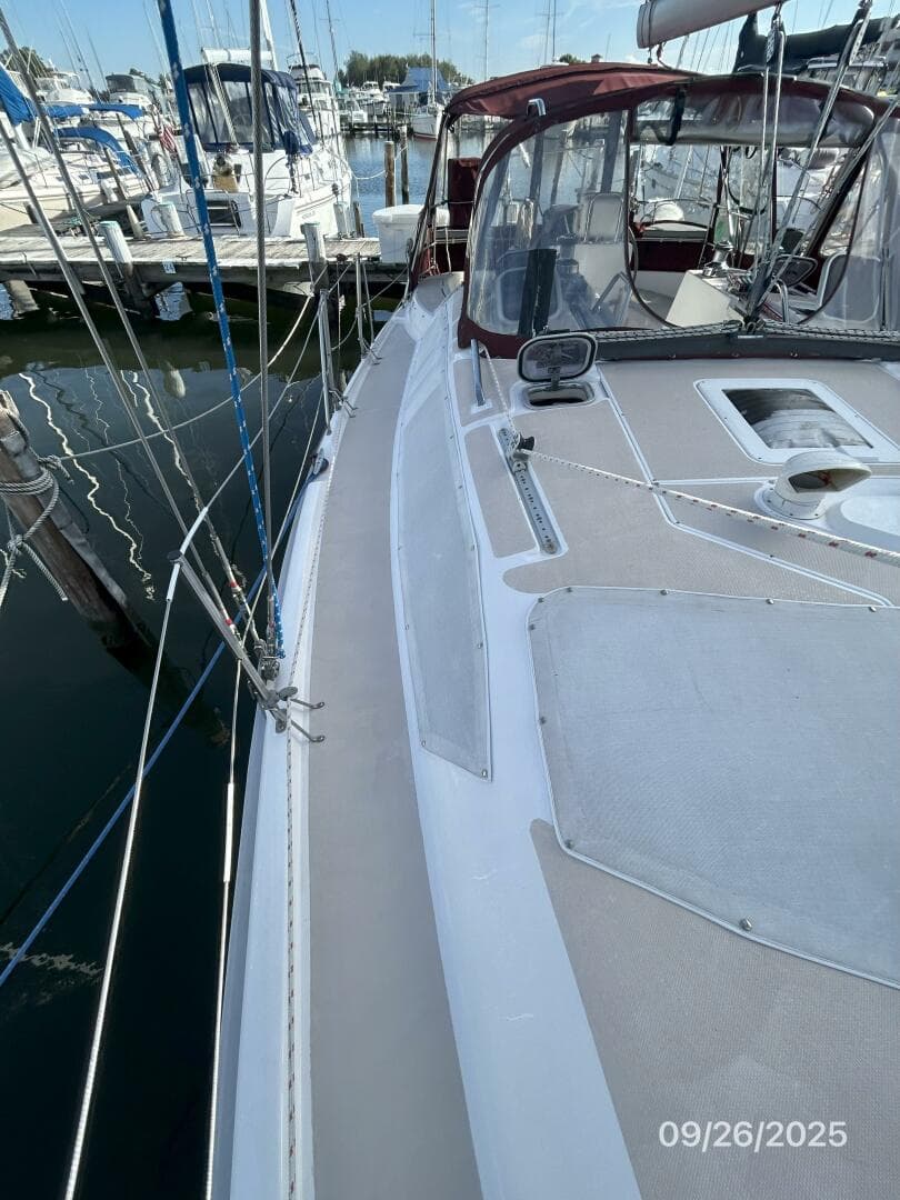 37' Hunter starboard side deck1