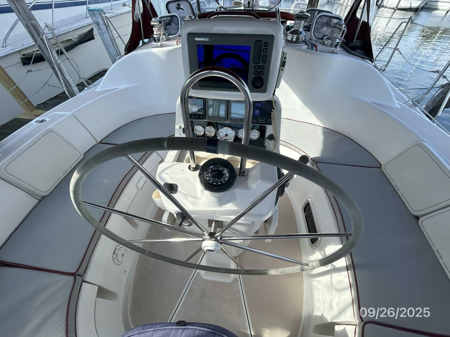 37' Hunter cockpit helm2