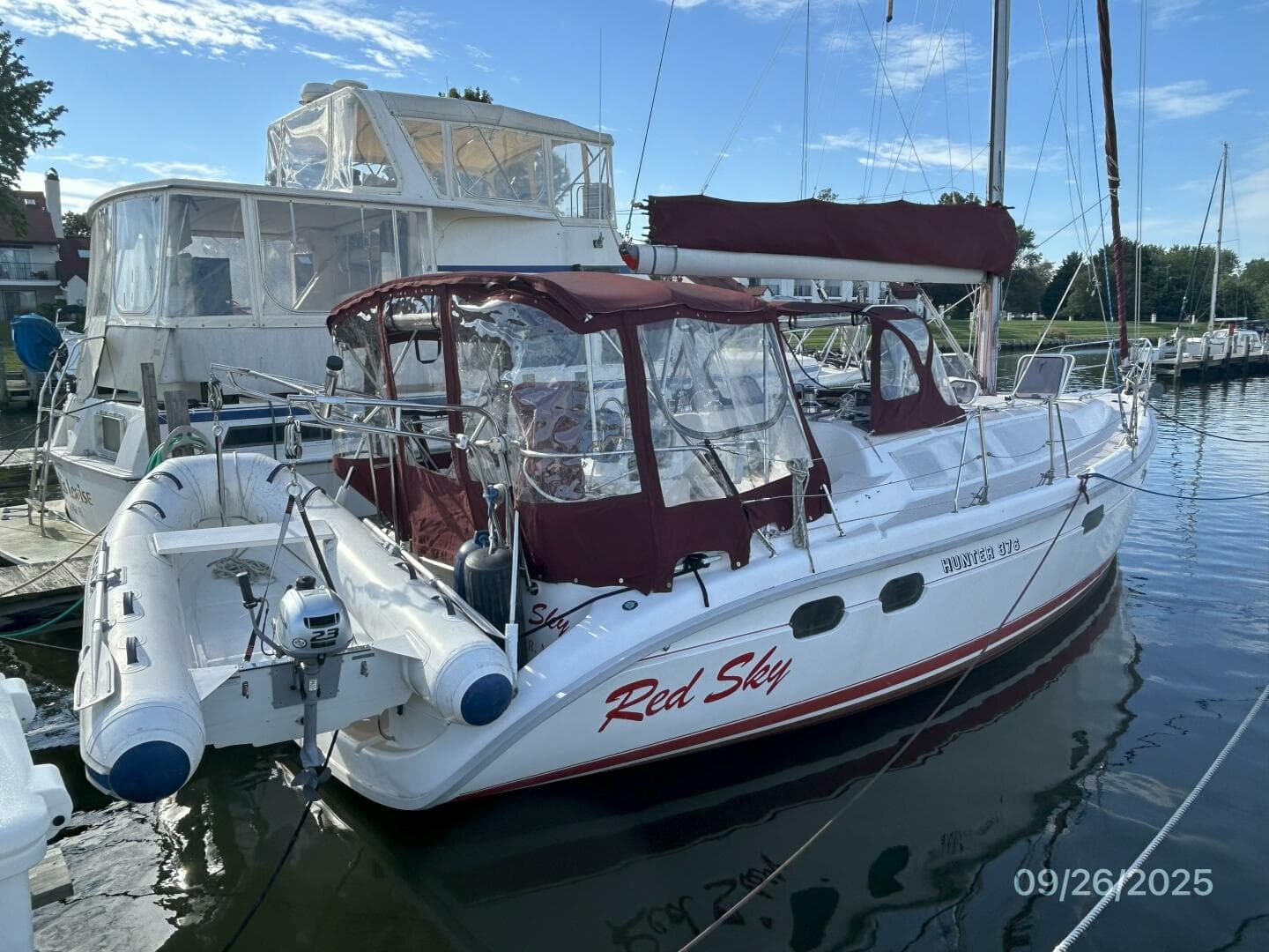 37' Hunter starboard aft profile