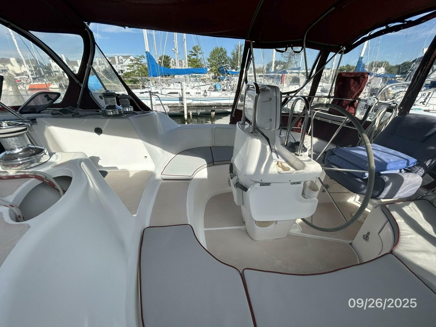 37' Hunter cockpit starboard