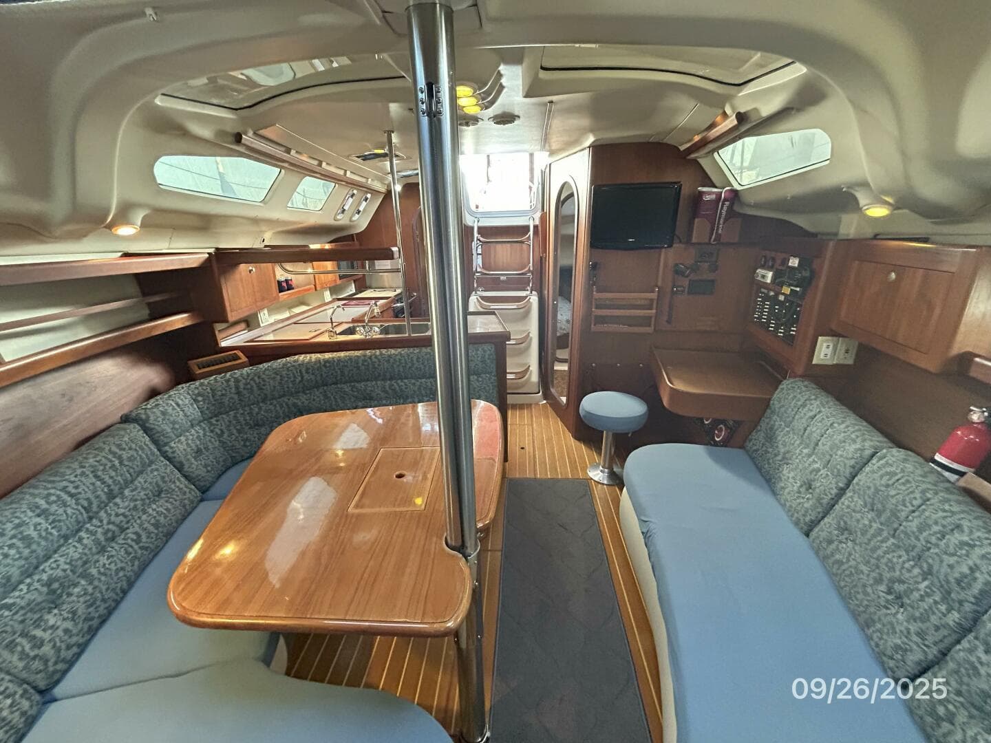 37' Hunter salon aft