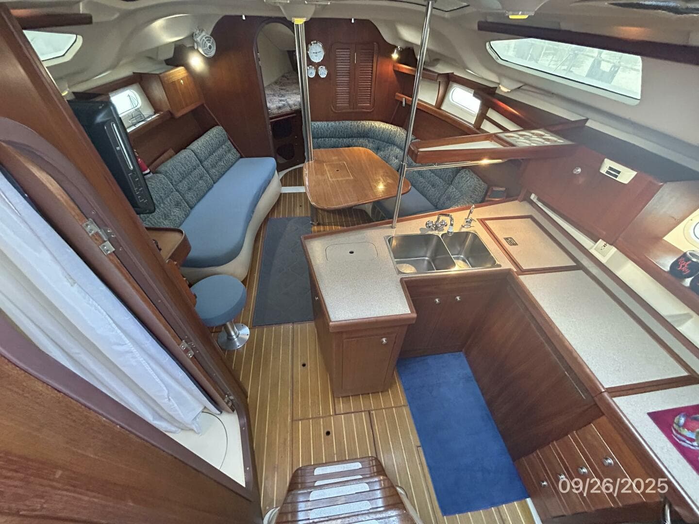 37' Hunter salon forward