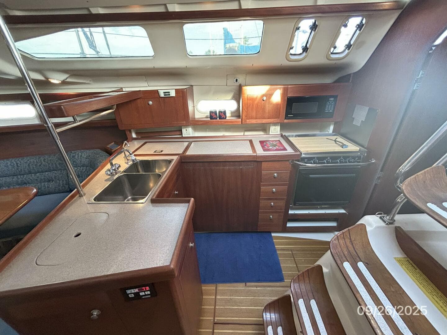 37' Hunter galley3
