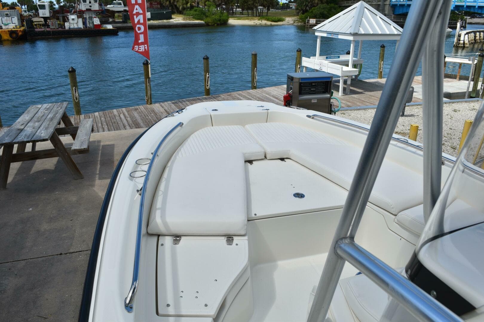 2010 Boston Whaler 230 Dauntless