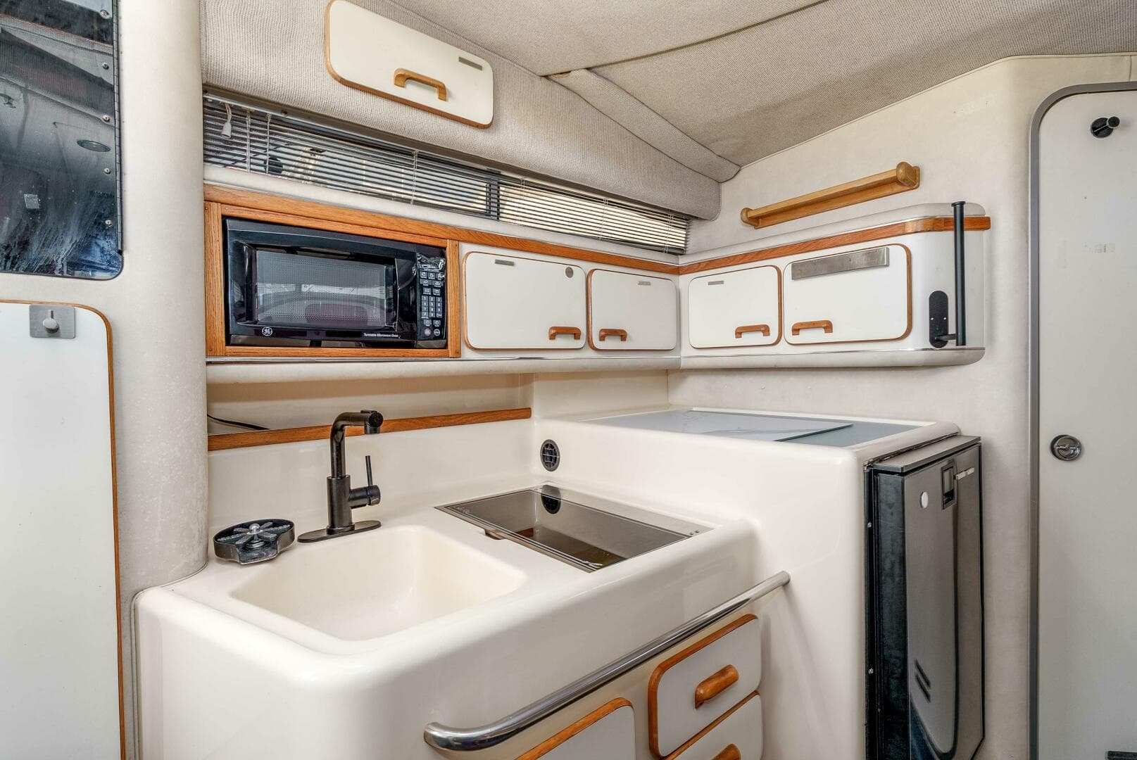 1991 Sea Ray 330 Sundancer