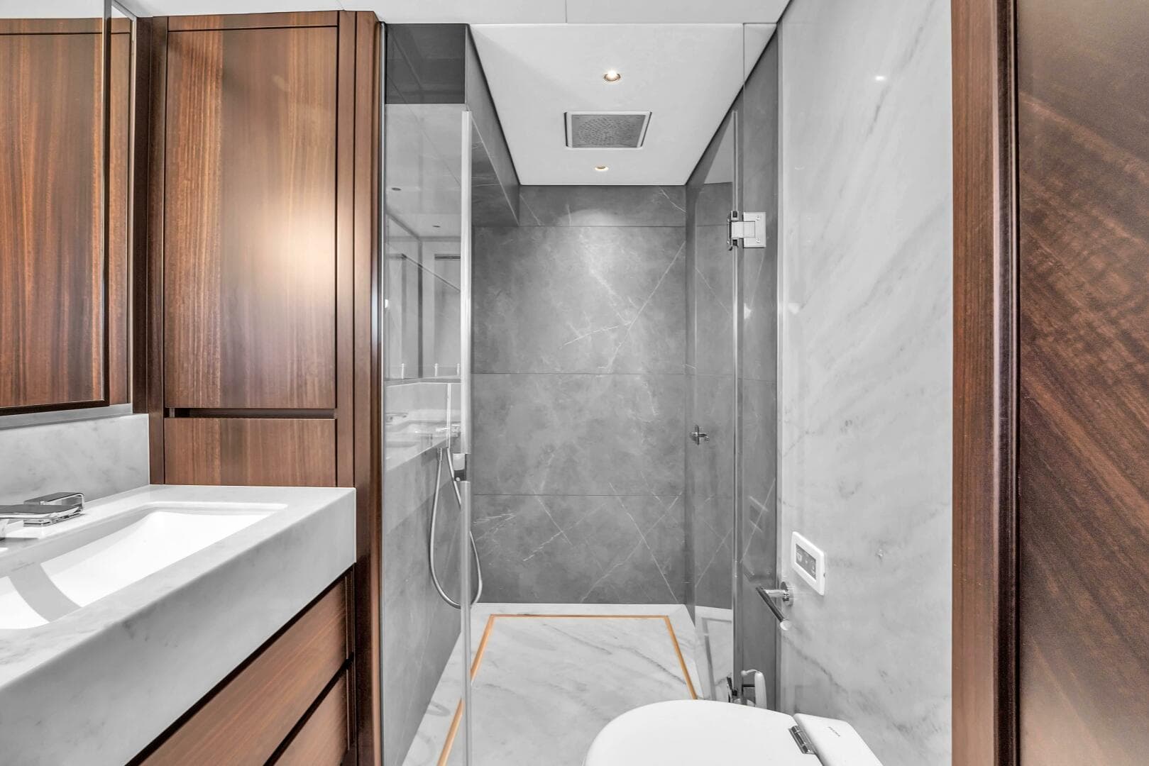 2024 Sunseeker Ocean 90 Enclosed / Ocean 182