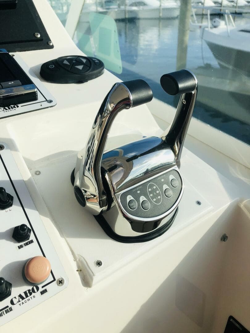 2000 Cabo 31 Express