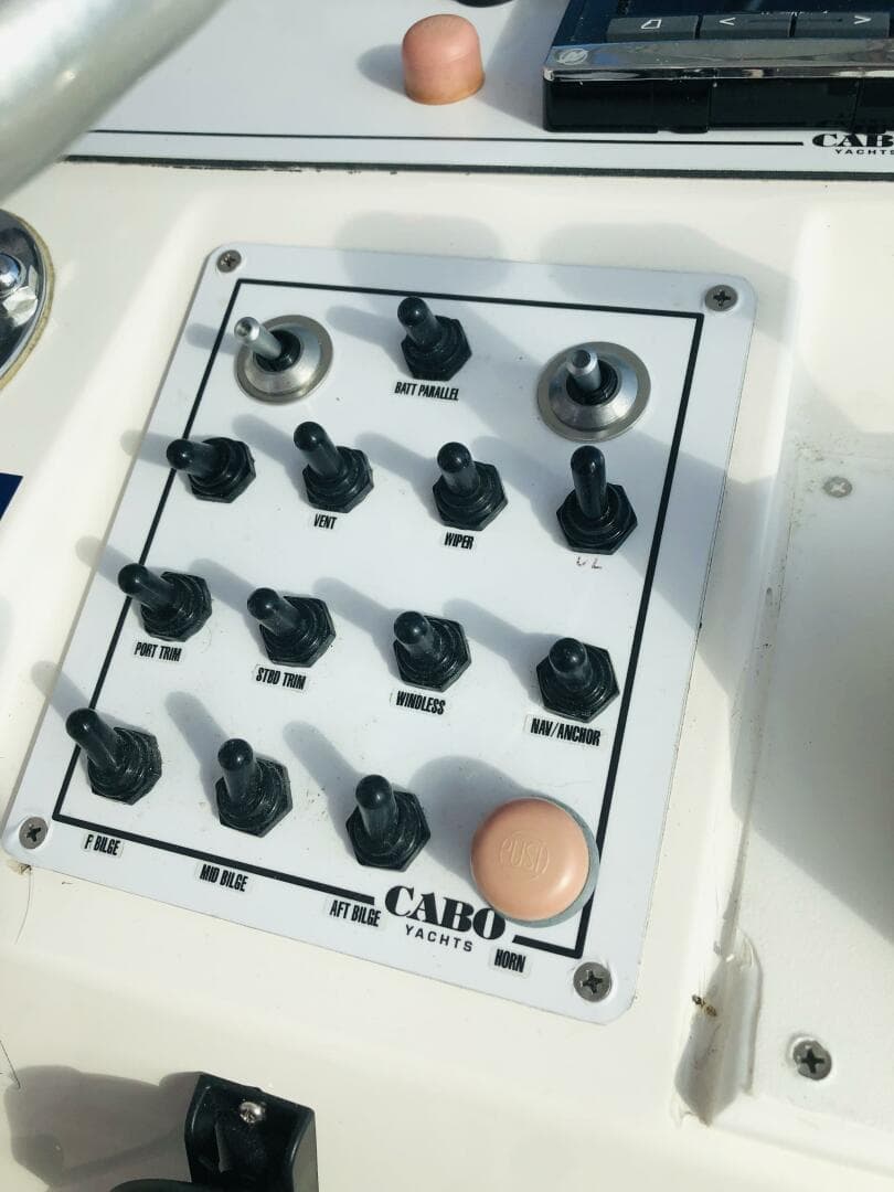 2000 Cabo 31 Express