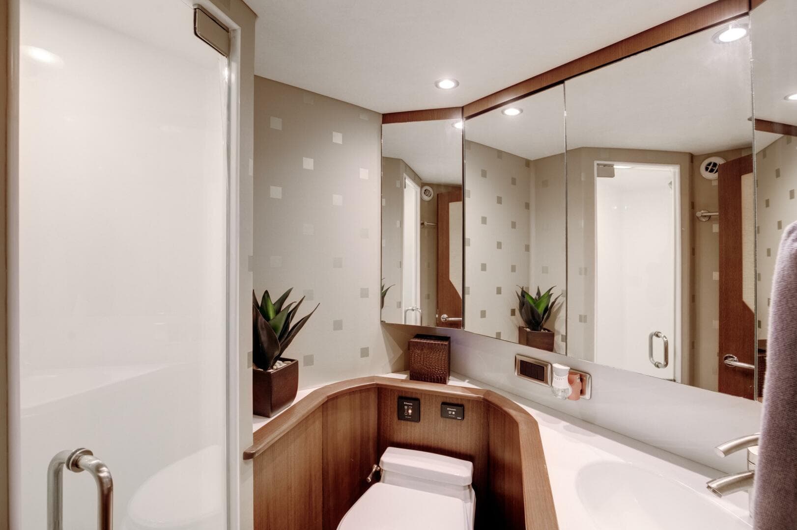 2015 Ocean Yachts 64 Convertible