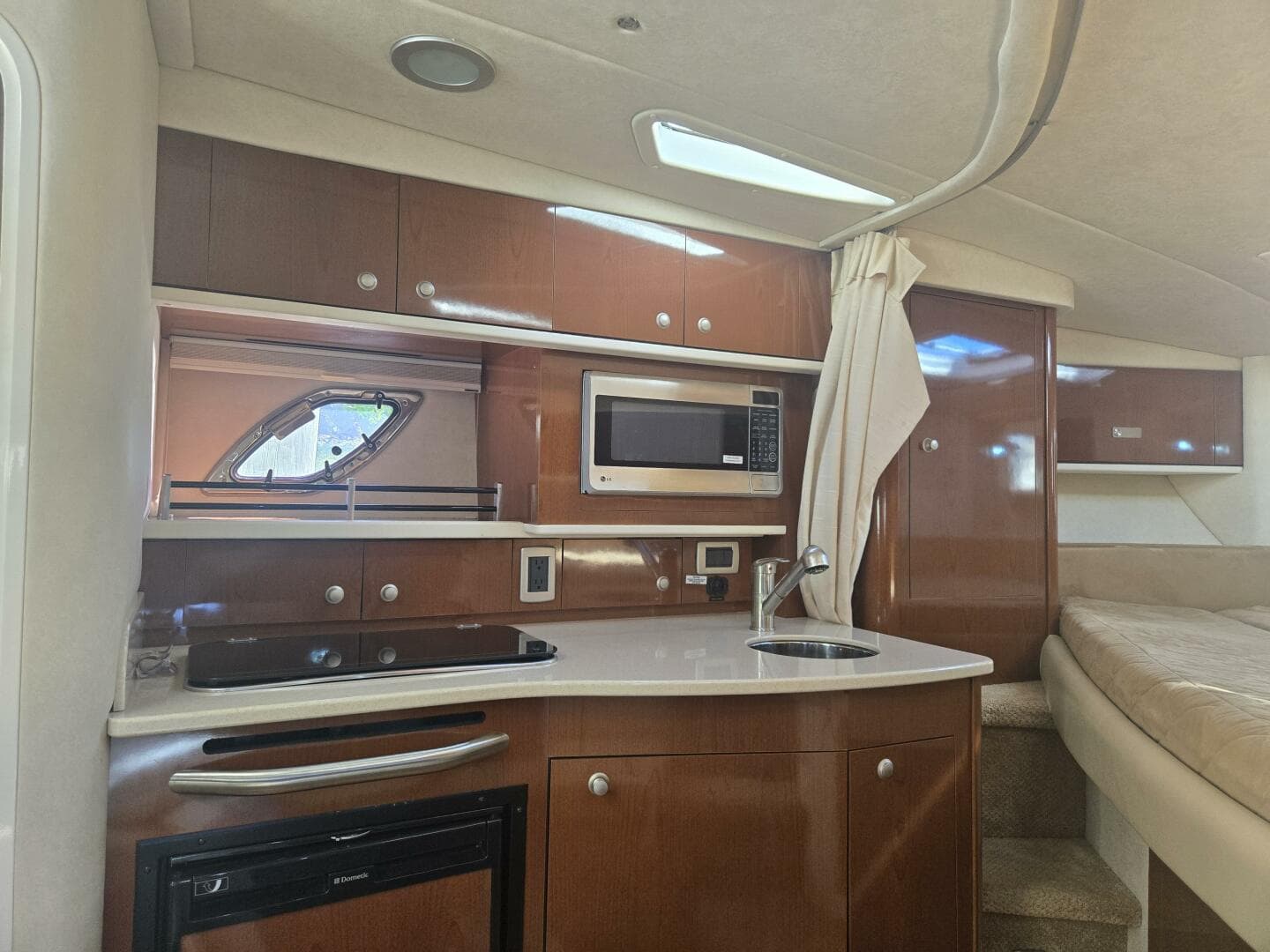 2010 Sea Ray 330 Sundancer
