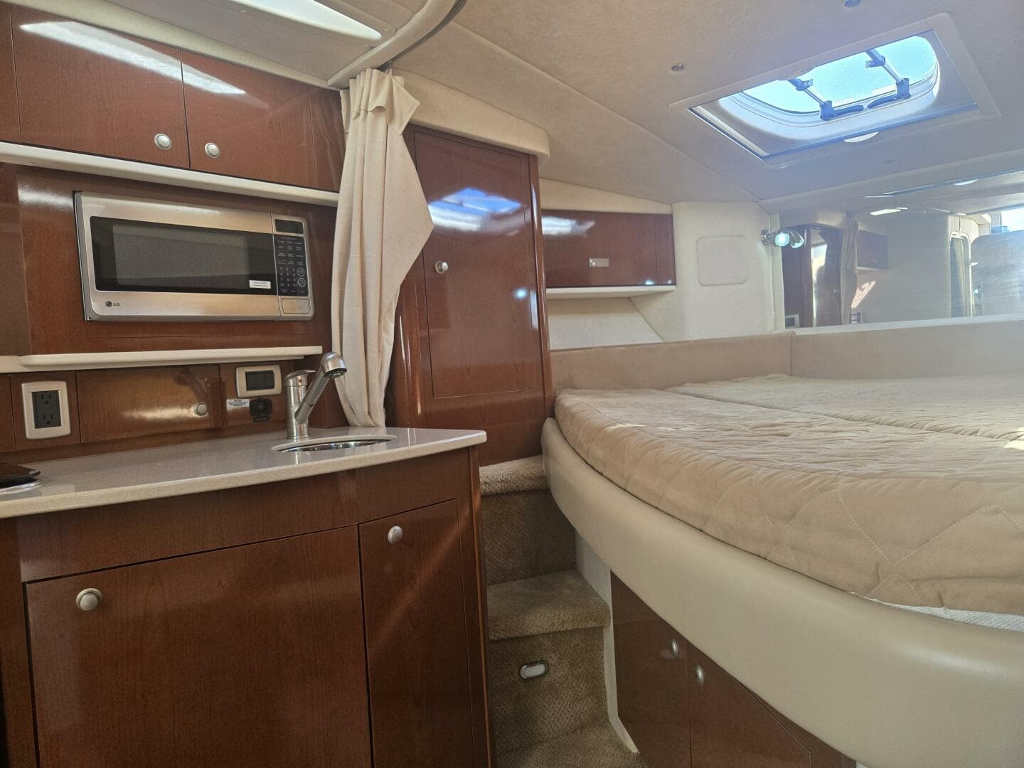 2010 Sea Ray 330 Sundancer