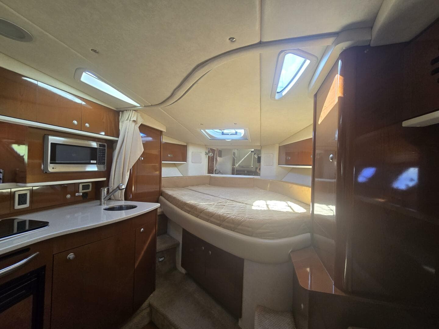 2010 Sea Ray 330 Sundancer