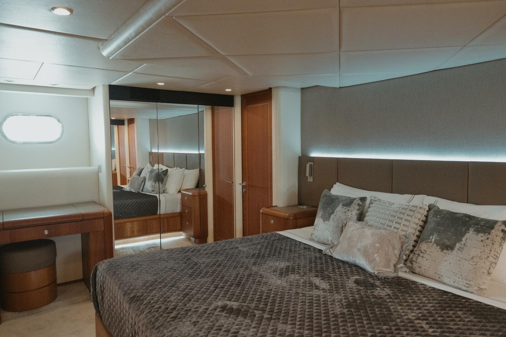 1996 87 Oceanfast Enclosed Bridge Sportfish - Aussie Rules