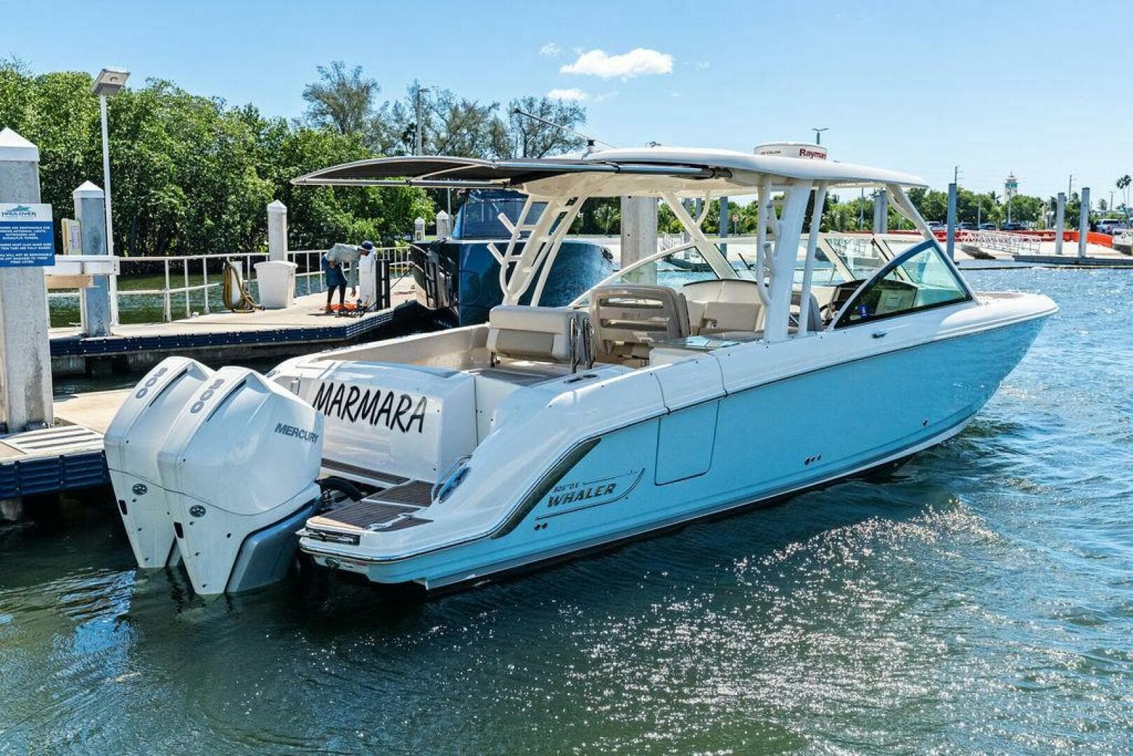 2020 Boston Whaler Vantage 320