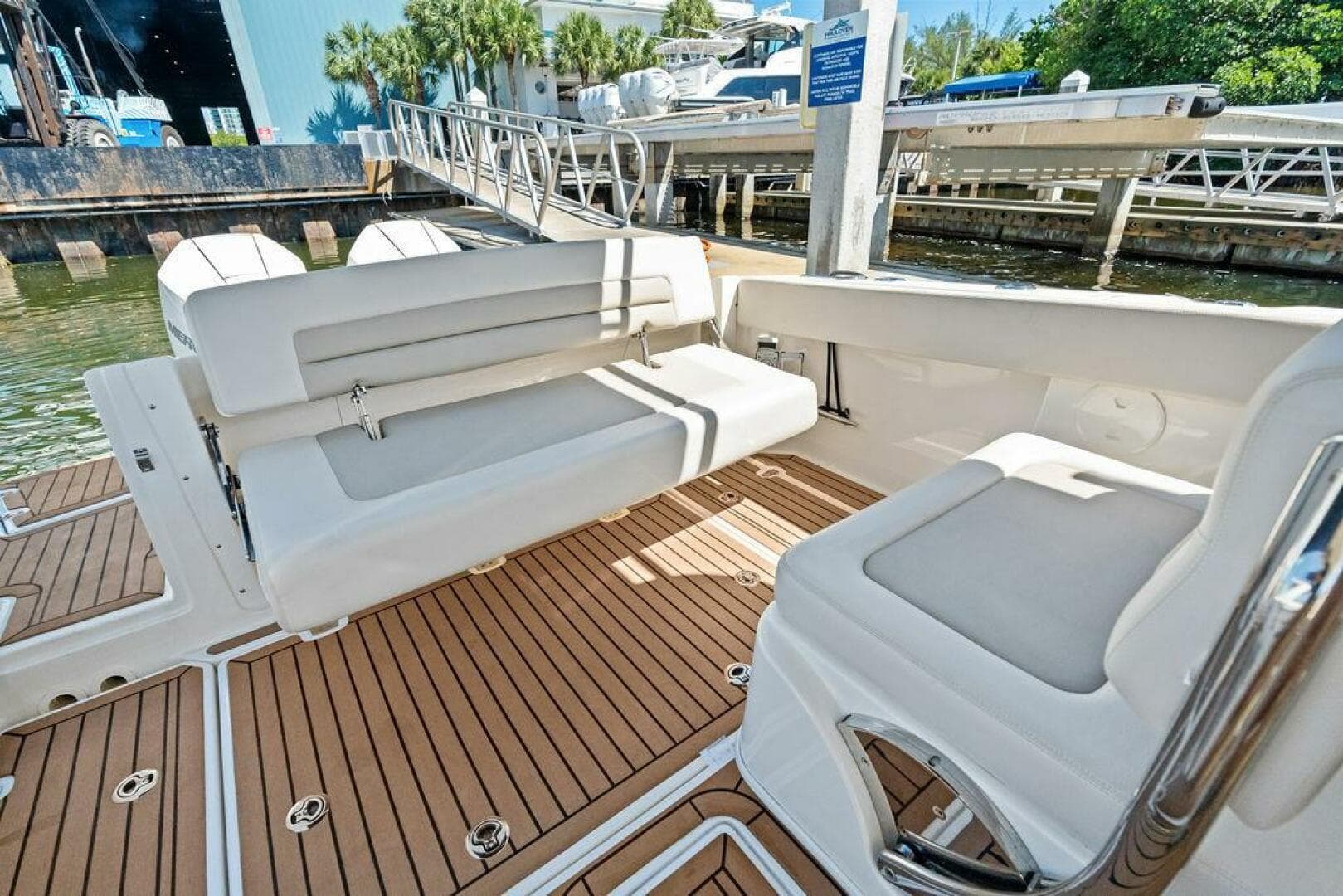 2020 Boston Whaler Vantage 320