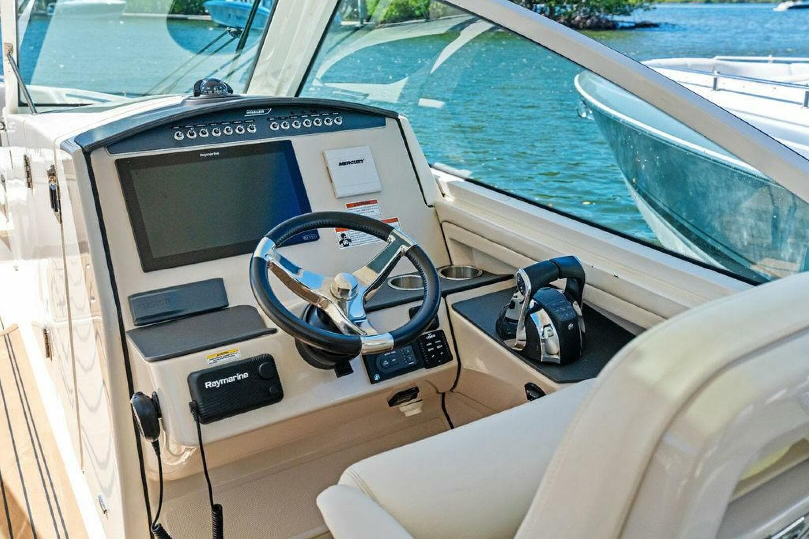 2020 Boston Whaler Vantage 320