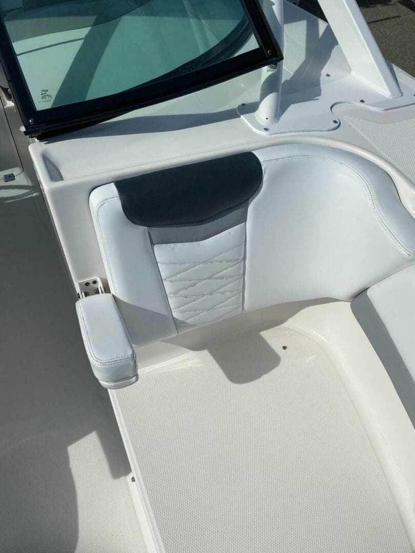 2021 Robalo R317 Dual Console