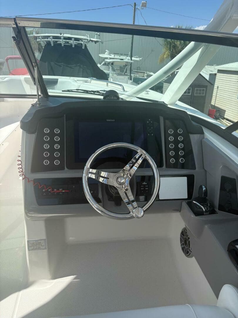 2021 Robalo R317 Dual Console