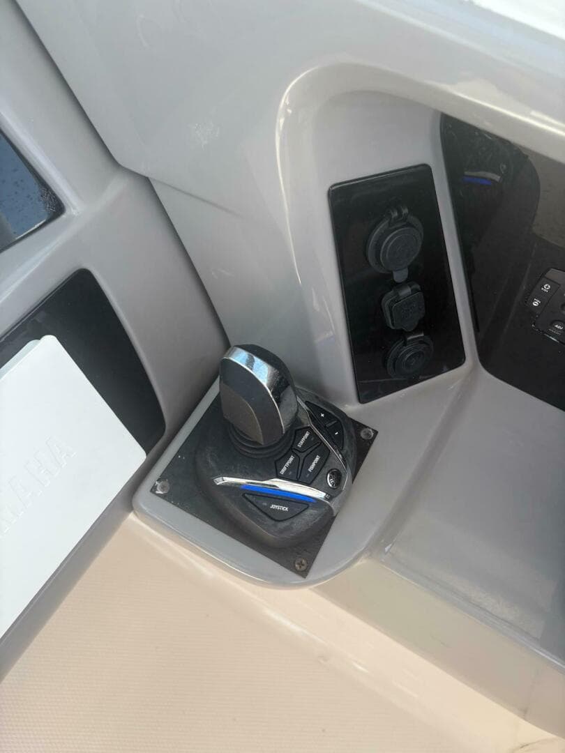 2021 Robalo R317 Dual Console