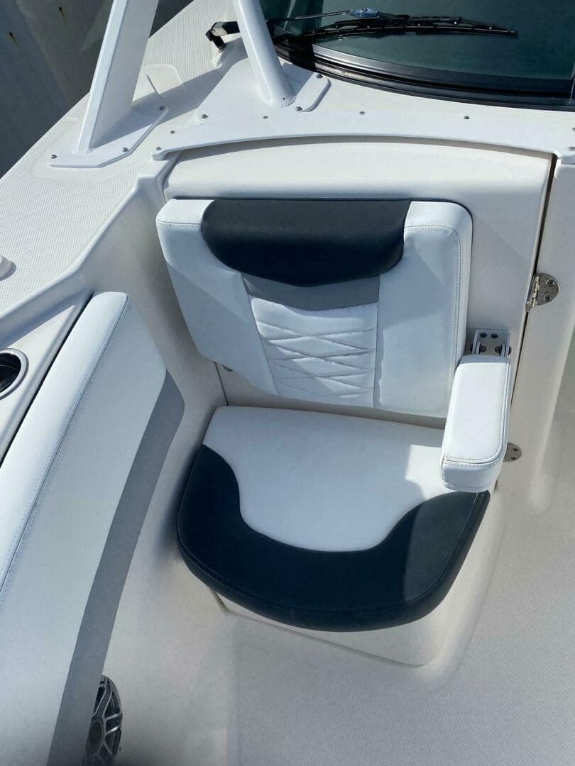 2021 Robalo R317 Dual Console