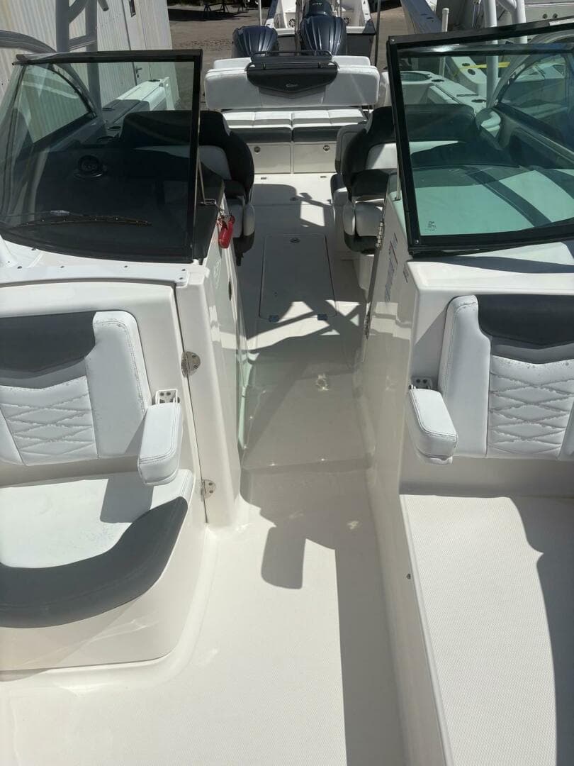 2021 Robalo R317 Dual Console