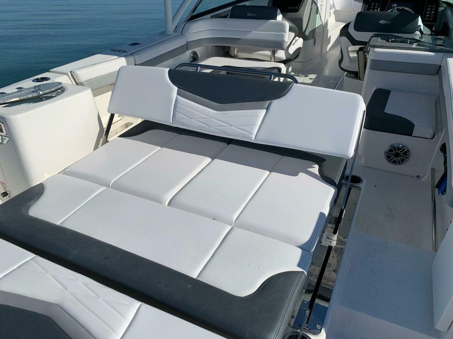 2021 Robalo R317 Dual Console