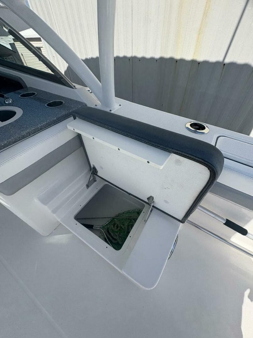 2021 Robalo R317 Dual Console