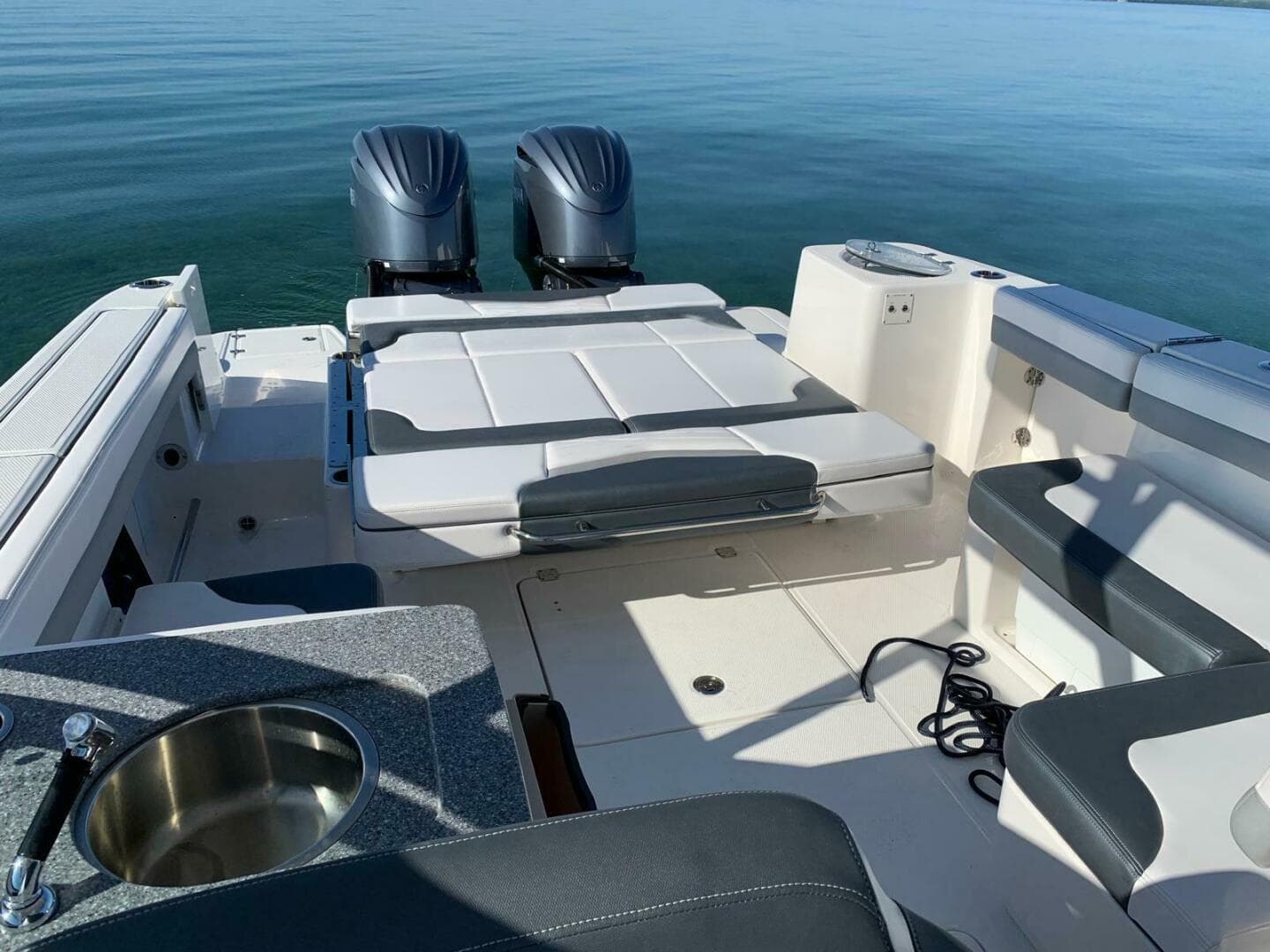 2021 Robalo R317 Dual Console