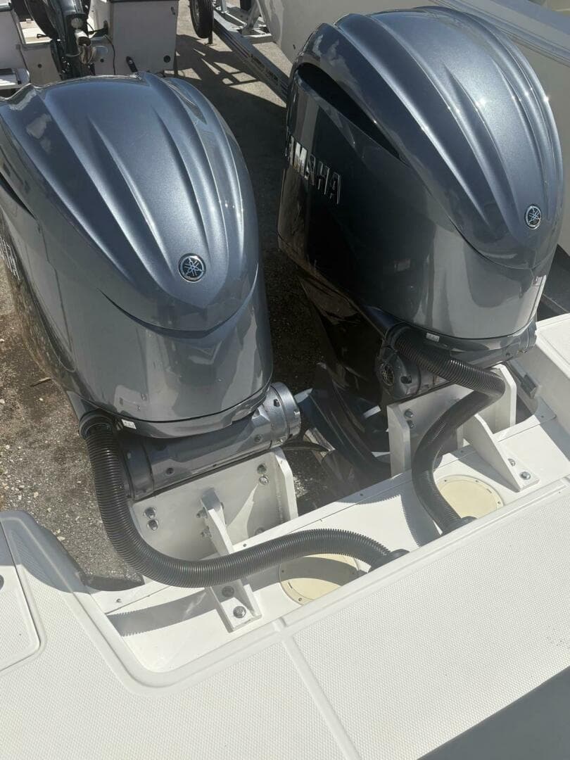 2021 Robalo R317 Dual Console