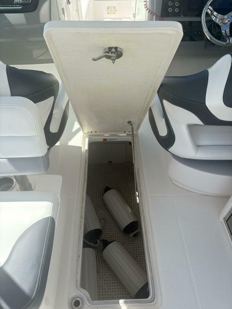 2021 Robalo R317 Dual Console