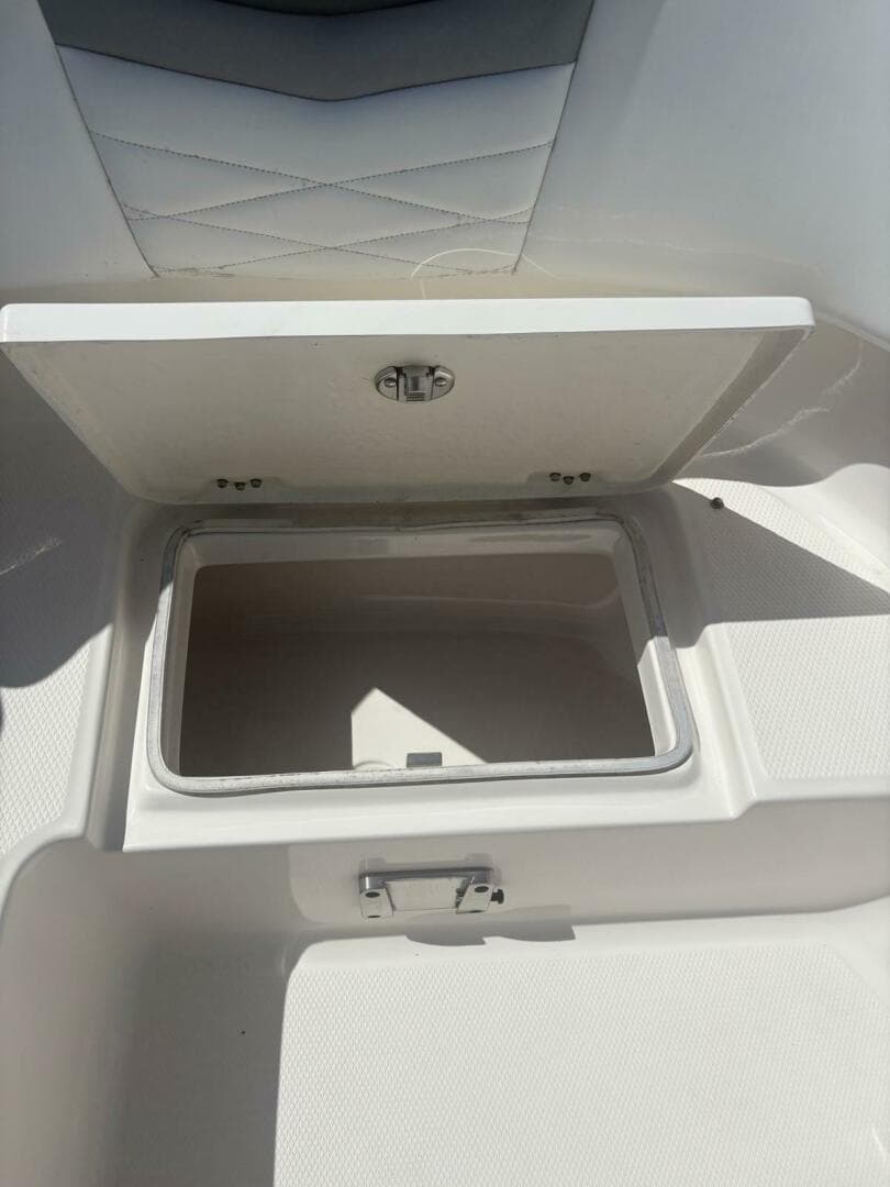2021 Robalo R317 Dual Console