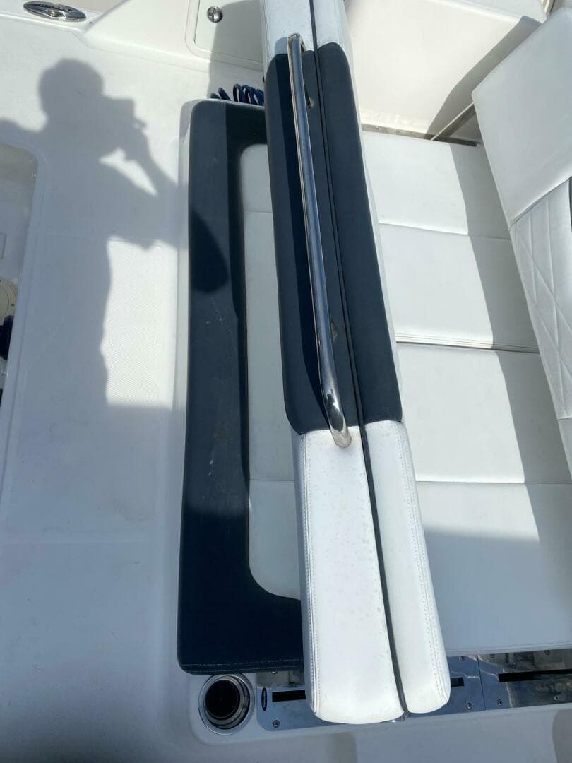 2021 Robalo R317 Dual Console