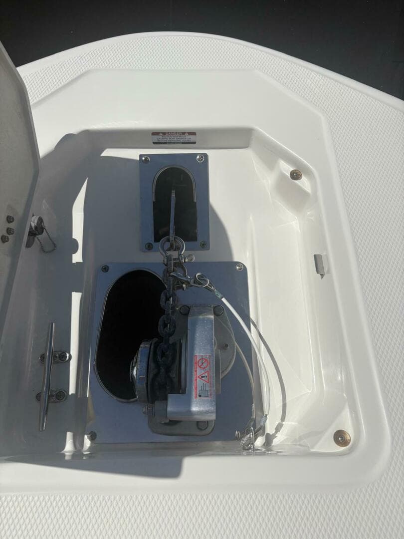 2021 Robalo R317 Dual Console