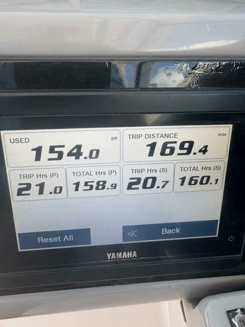 2021 Robalo R317 Dual Console