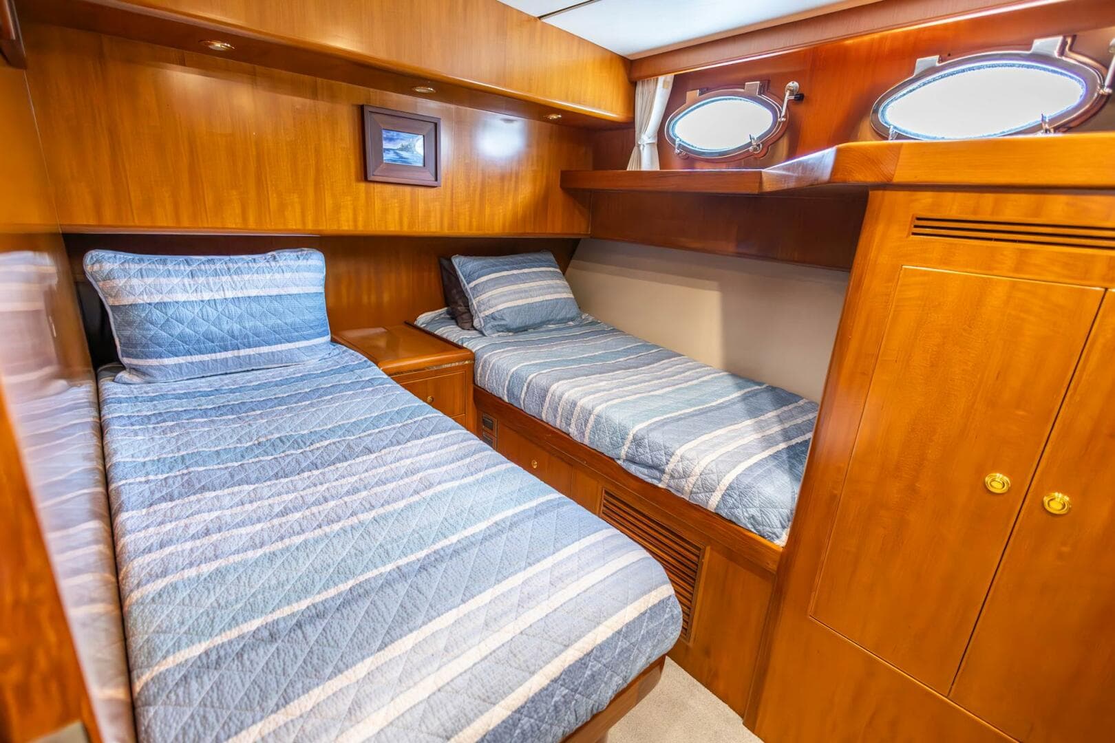 2005 Ocean Alexander Raised Pilothouse Flybridge Sedan