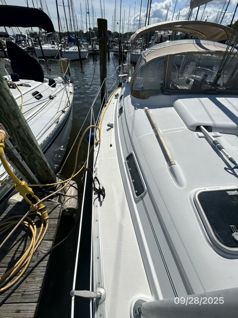 38' Beneteau starboard side deck2