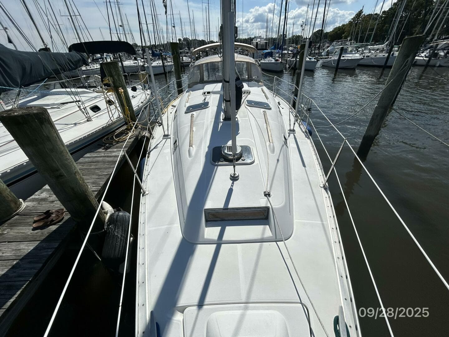 38' Beneteau foredeck aft