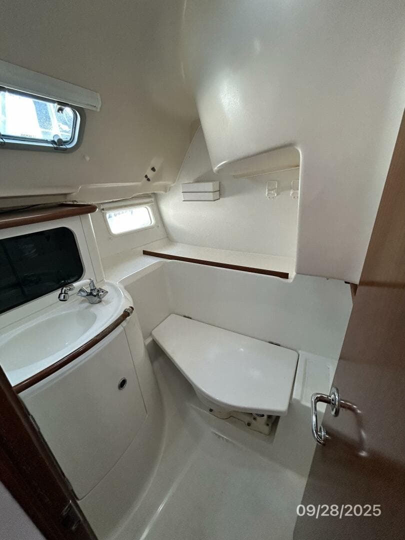 38' Beneteau head2