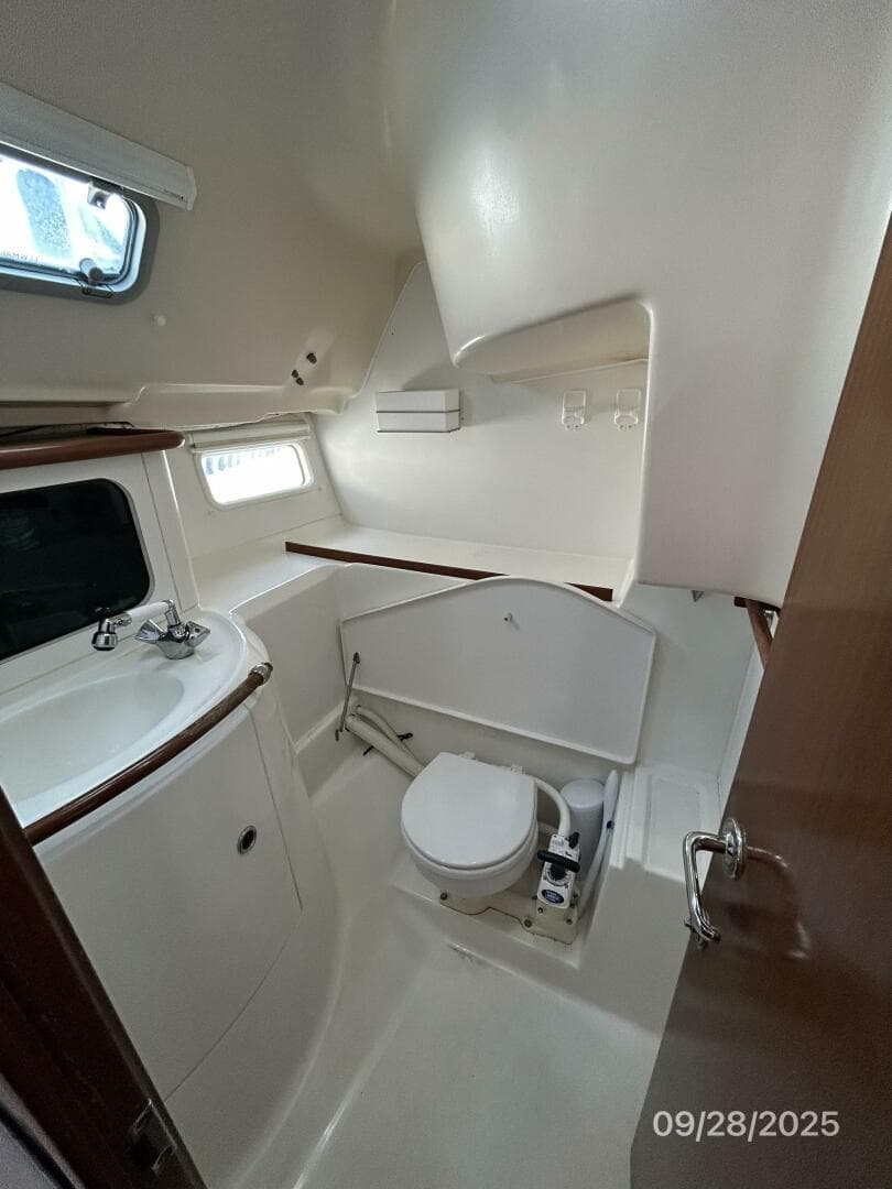 38' Beneteau head1