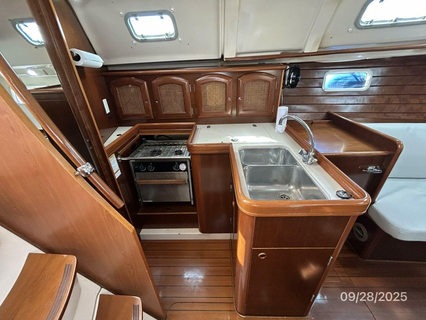 38' Beneteau galley2