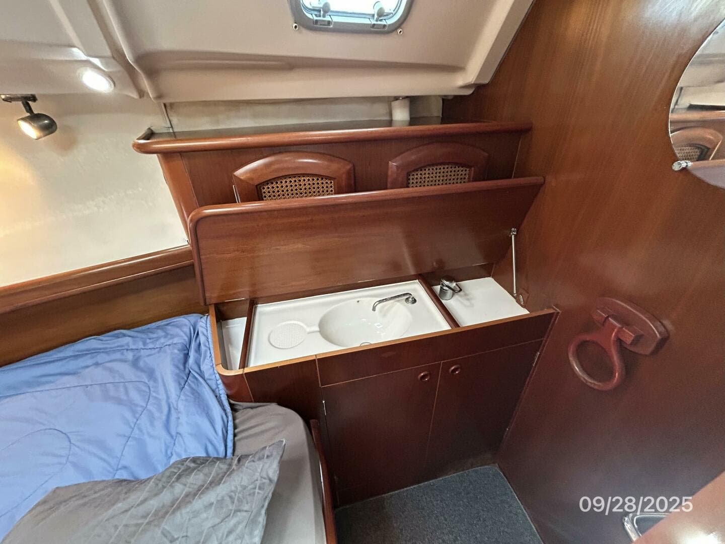 38' Beneteau forward stateroom sink