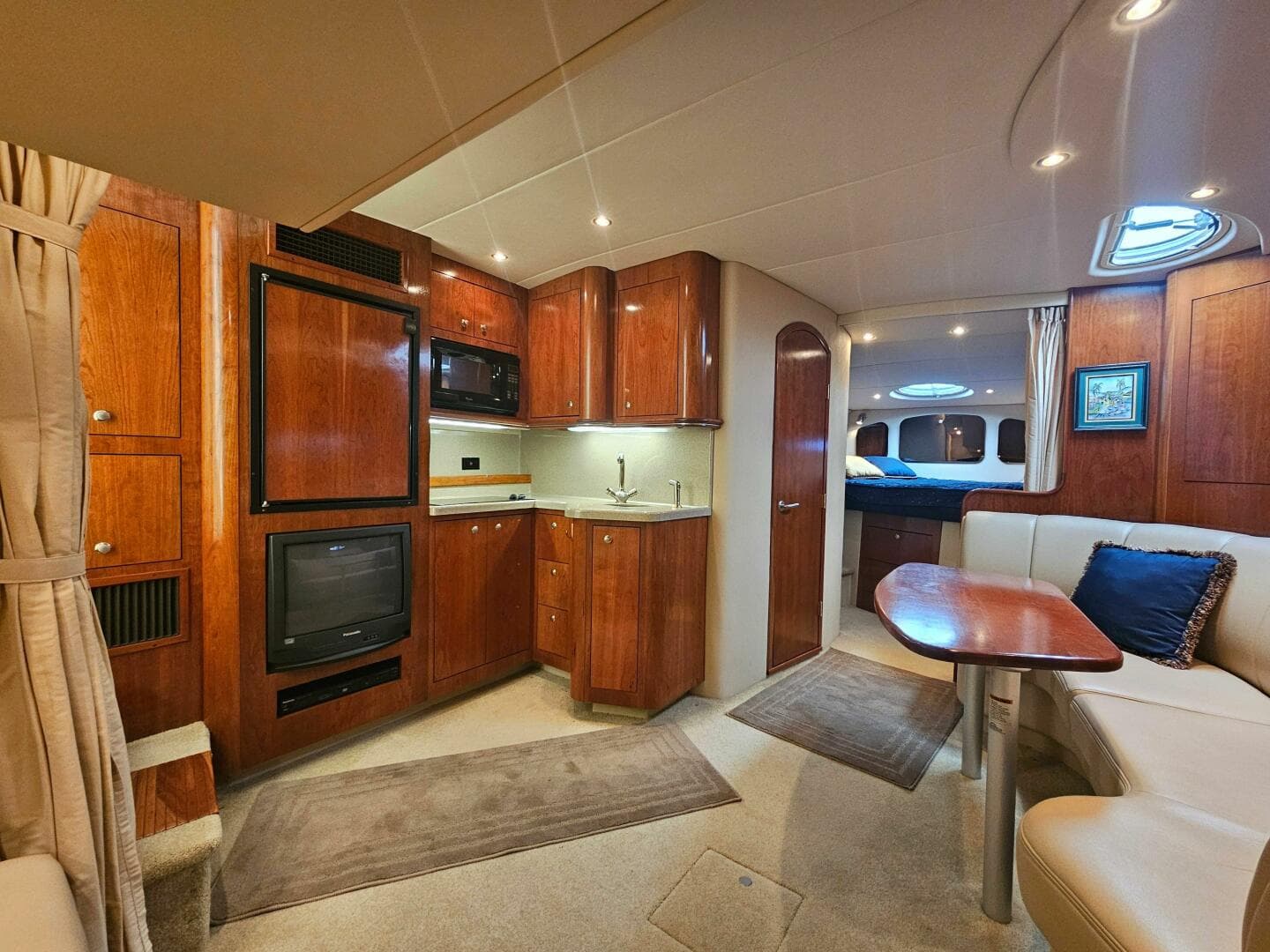 2004 Cruisers Yachts 370 Express