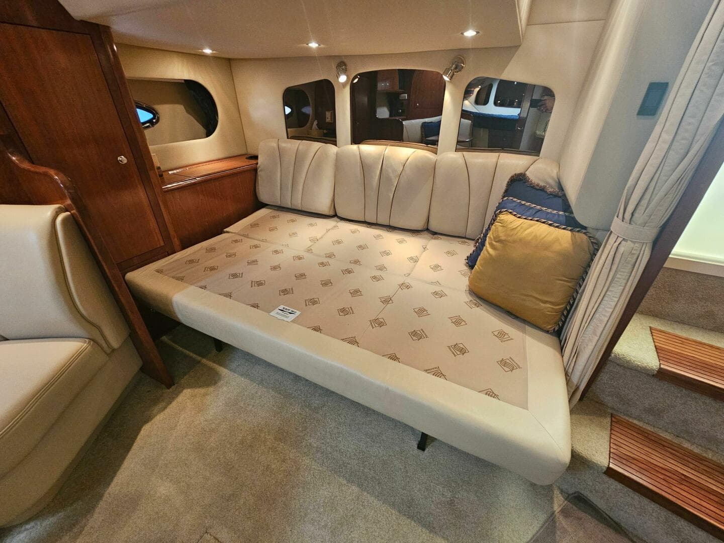 2004 Cruisers Yachts 370 Express