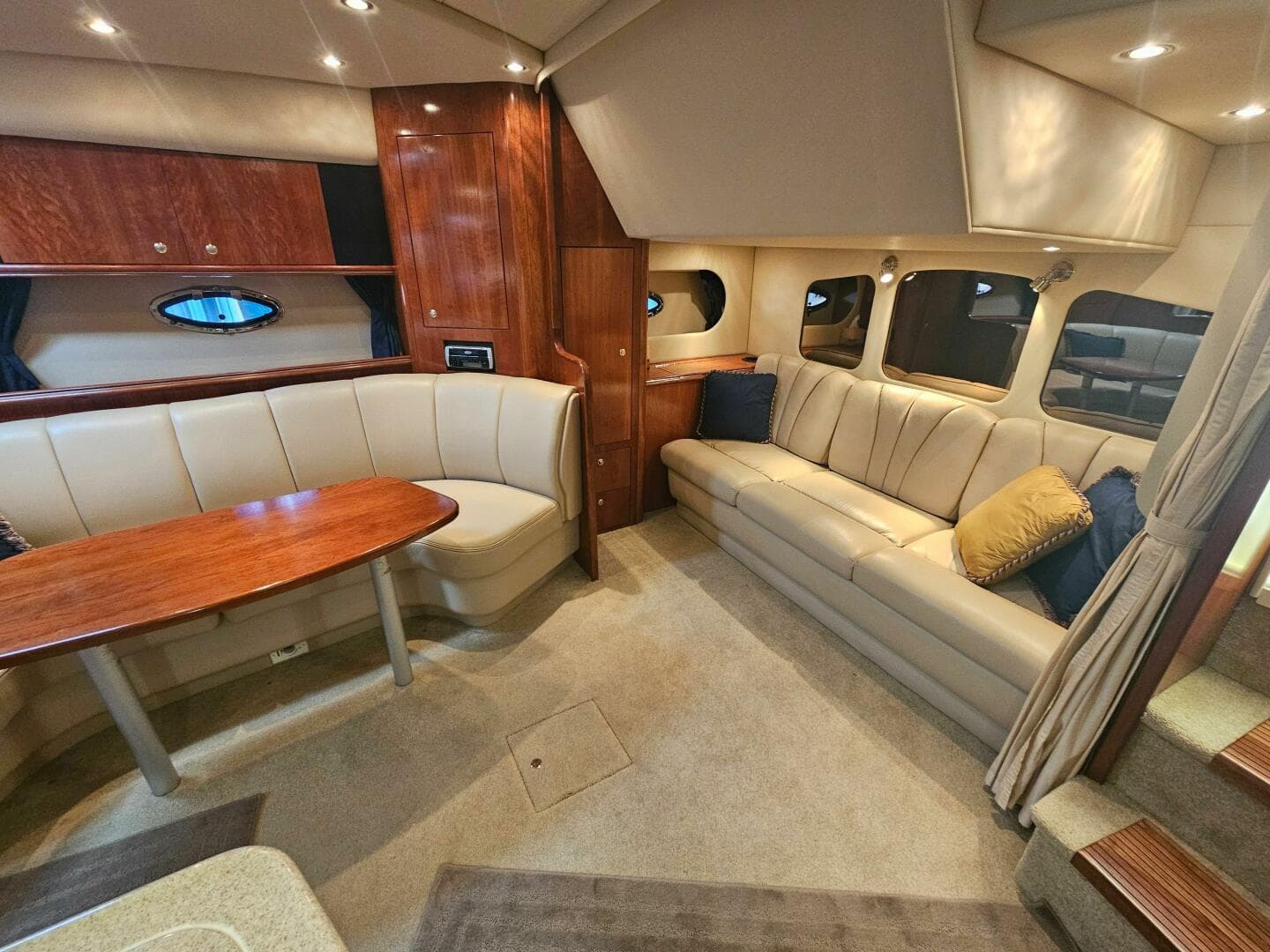 2004 Cruisers Yachts 370 Express