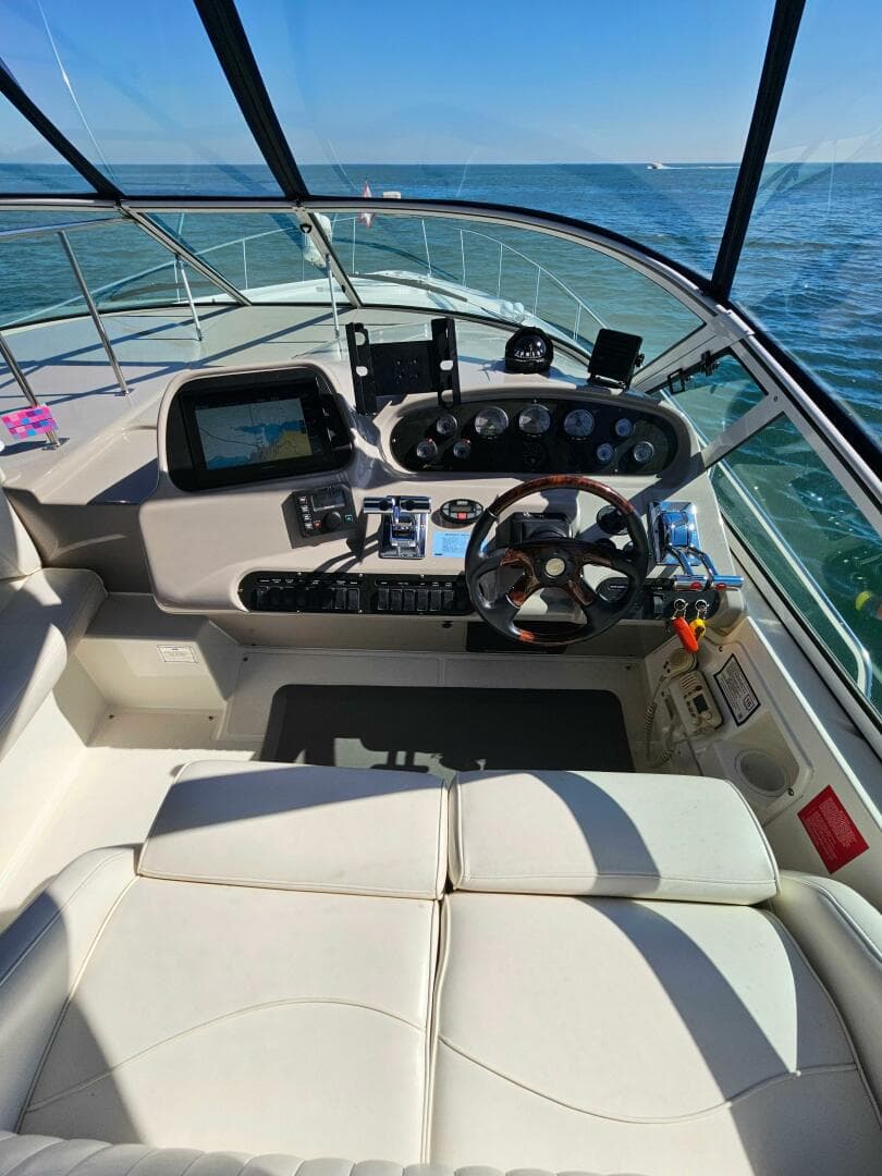 2004 Cruisers Yachts 370 Express